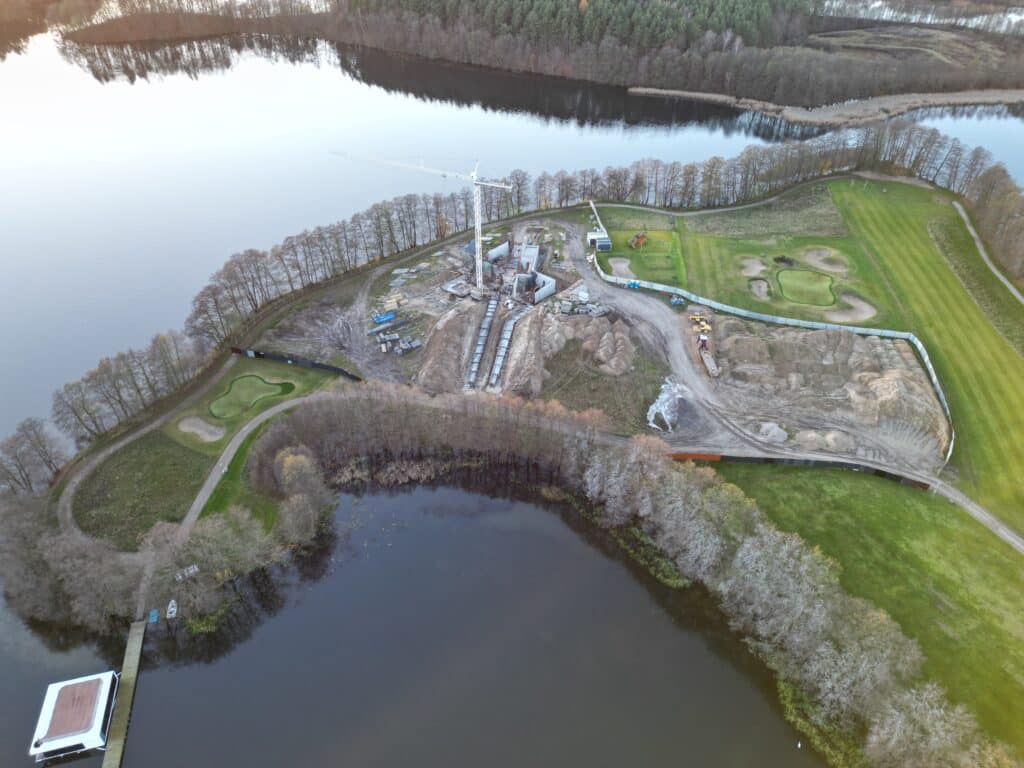 To był najpiękniejszy dziki półwysep. Teraz powstaje tajemniczy obiekt. - Syn miliardera stawia gigantyczną wieżę nad Jeziorem Ukiel. Wykupił cały półwysep