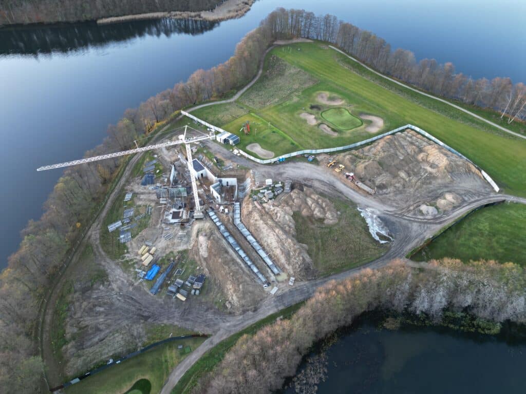 To był najpiękniejszy dziki półwysep. Teraz powstaje tajemniczy obiekt. - Syn miliardera stawia gigantyczną wieżę nad Jeziorem Ukiel. Wykupił cały półwysep