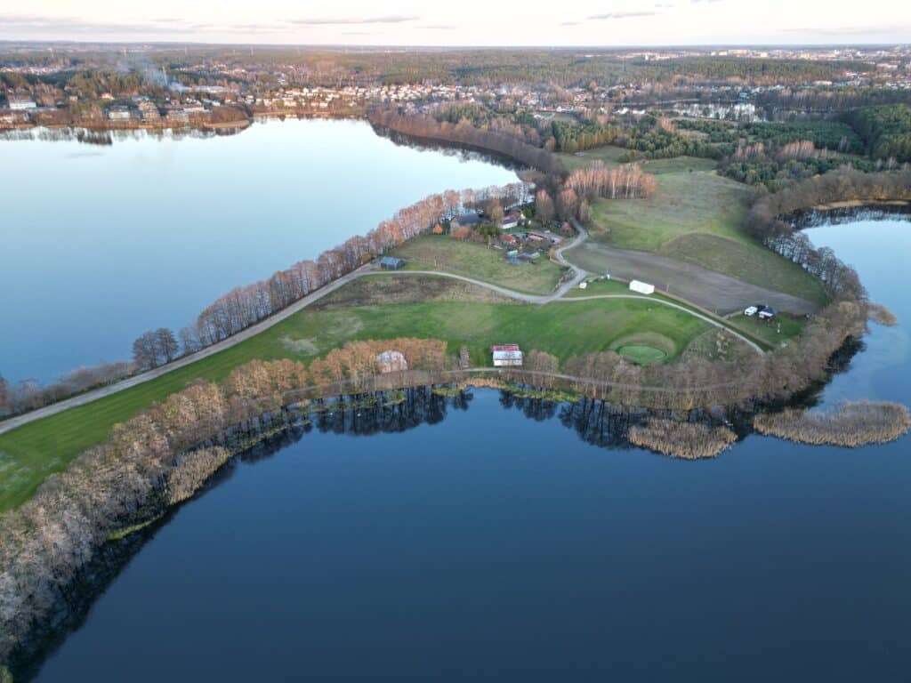 To był najpiękniejszy dziki półwysep. Teraz powstaje tajemniczy obiekt. - Syn miliardera stawia gigantyczną wieżę nad Jeziorem Ukiel. Wykupił cały półwysep