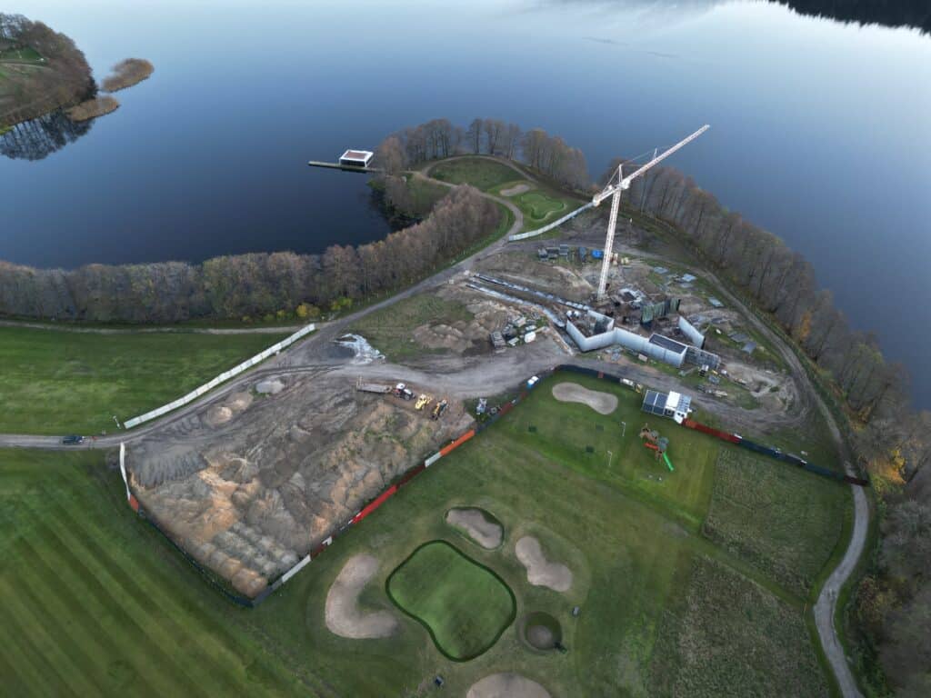 To był najpiękniejszy dziki półwysep. Teraz powstaje tajemniczy obiekt. - Syn miliardera stawia gigantyczną wieżę nad Jeziorem Ukiel. Wykupił cały półwysep