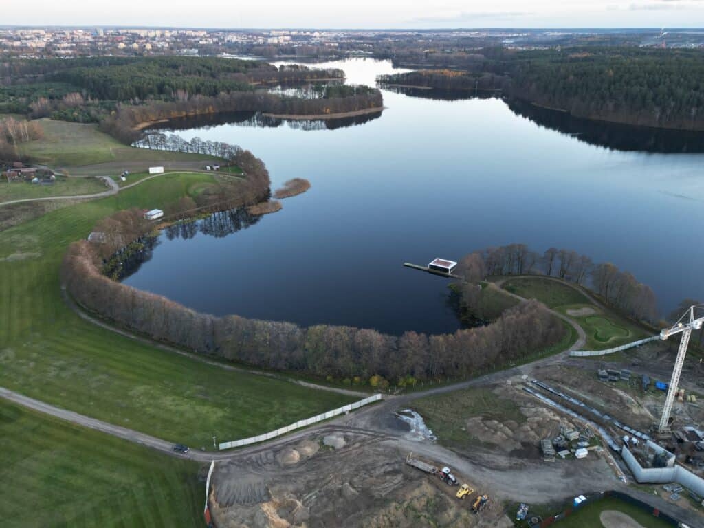 To był najpiękniejszy dziki półwysep. Teraz powstaje tajemniczy obiekt. - Syn miliardera stawia gigantyczną wieżę nad Jeziorem Ukiel. Wykupił cały półwysep
