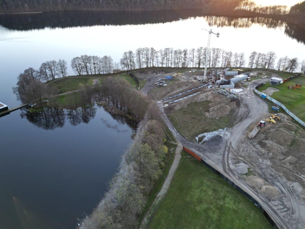 To był najpiękniejszy dziki półwysep. Teraz powstaje tajemniczy obiekt. - Syn miliardera stawia gigantyczną wieżę nad Jeziorem Ukiel. Wykupił cały półwysep