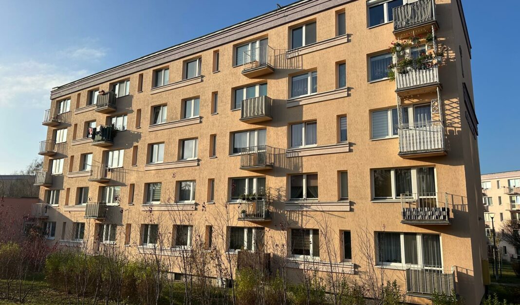 blok na Jarotach, w którym mieszka seniorka