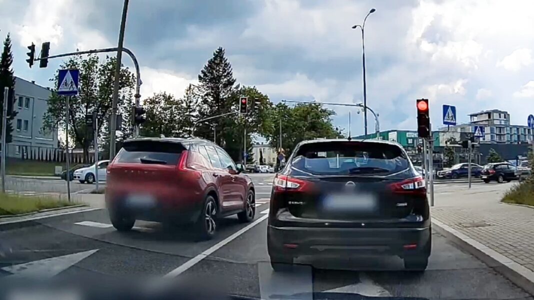 ominął samochody i wjechał na czerwonym