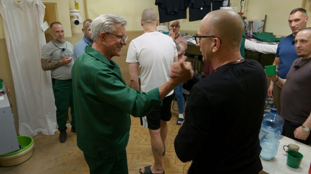 Grupa popularnych celebrytów trafiła za więzienne mury. - Znani celebryci trafili do więzienia w Bartoszycach