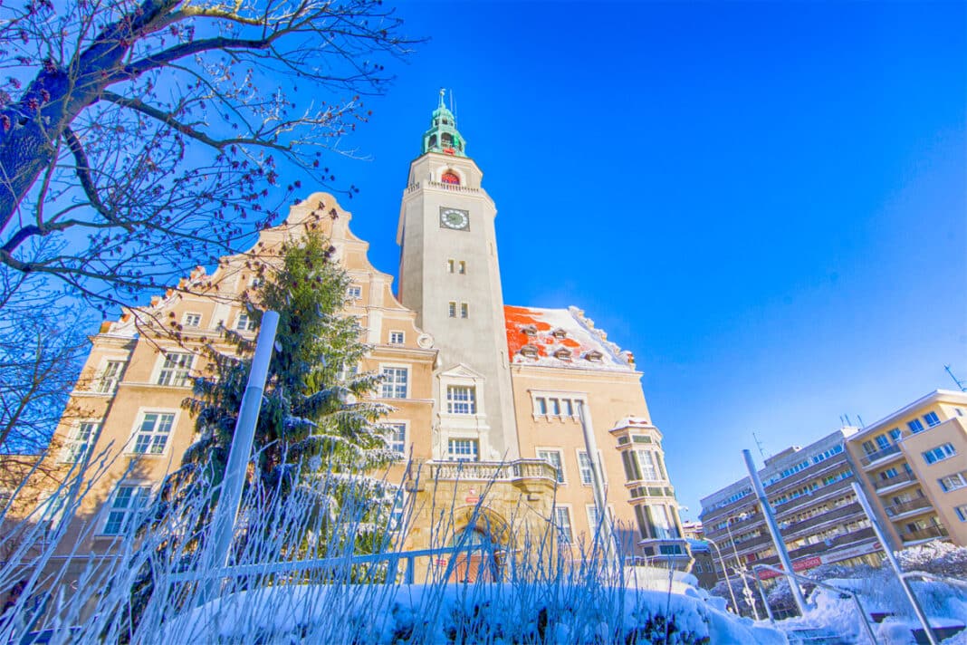 ratusz w Olsztynie zimą