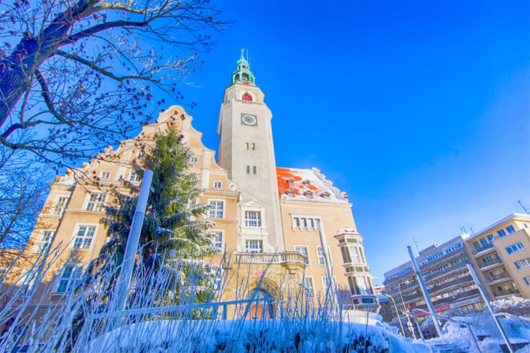 ratusz w Olsztynie zimą