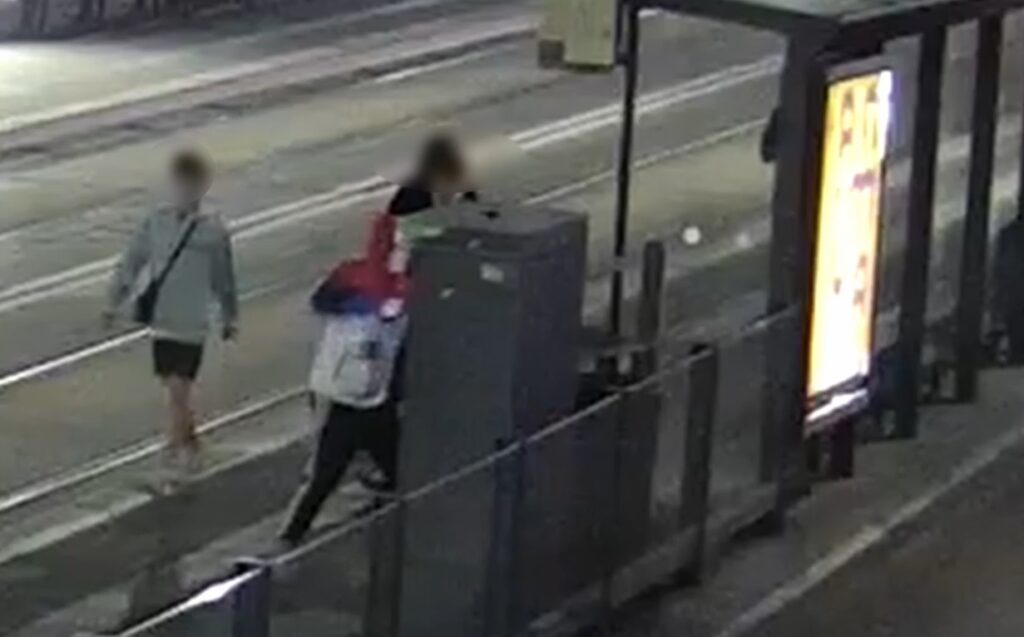 Szaleństwo w centrum Olsztyna! Wandal "poturbował" biletomat, a potem tańczył w autobusie. - Bruce Lee z komunikacji miejskiej w Olsztynie poszukiwany!