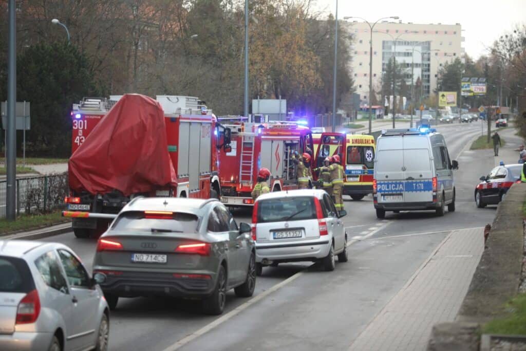 Dramat przy stacji paliw. - Samochód bez kierowcy staranował kobietę na chodniku. Piesza trafiła do szpitala
