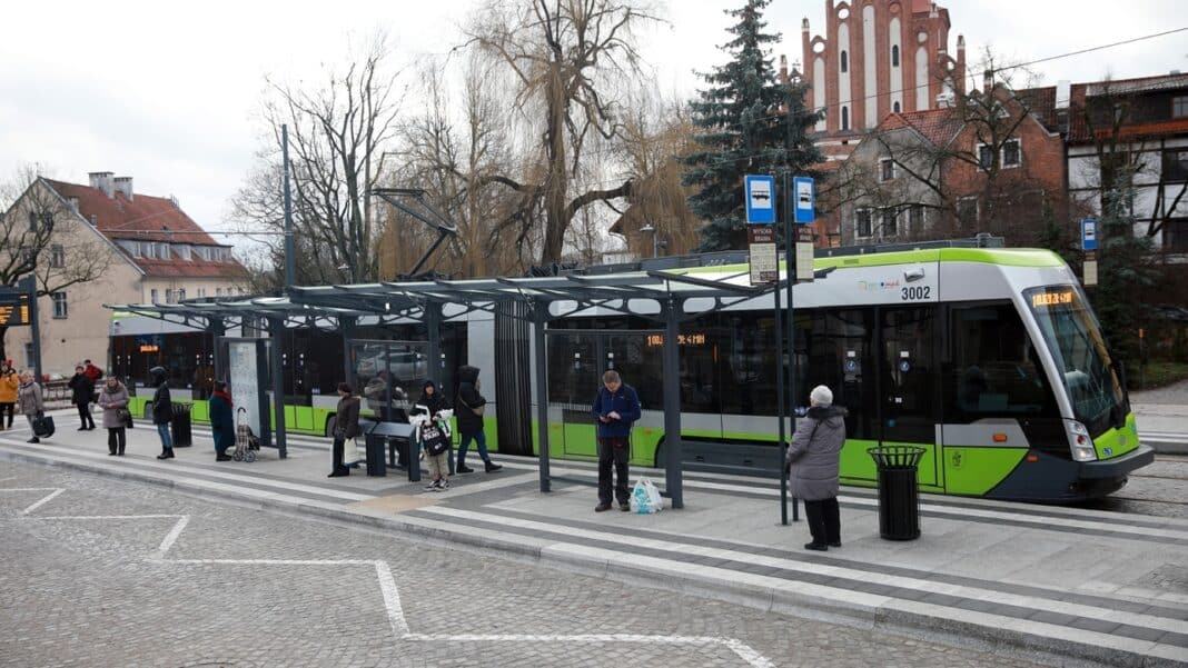 tramwaj na przystanku wysoka brama