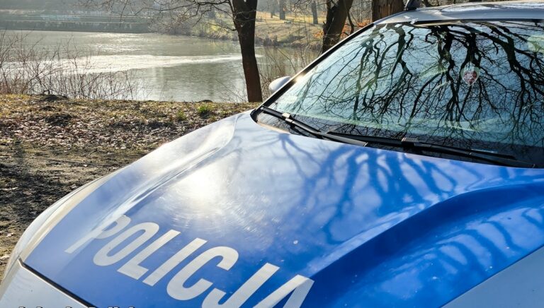 uciekał przed policją wpław