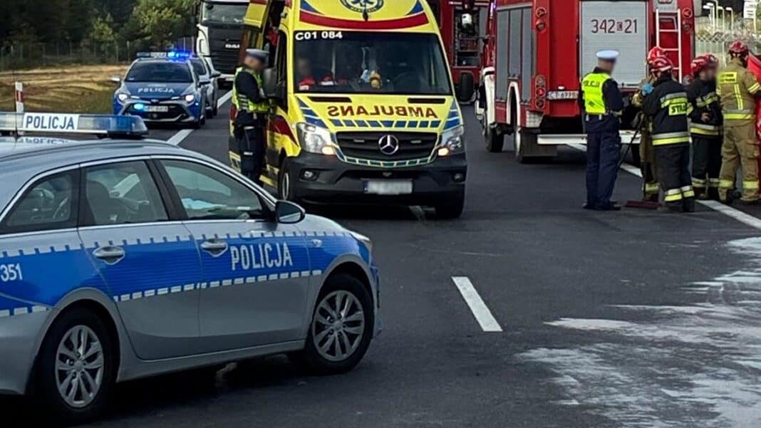 wypadek: policja, straż, karetka na miejscu