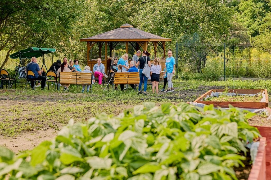 W Elblągu działa konsorcjum „Warmińskie Szlaki Kulinarne”, które dostarcza paczki żywnościowe potrzebującym rodzinom oraz rozwija ogród społeczny przy Banku Żywności. To część projektu „Żywność największą potrzebą człowieka”. - 30 paczek żywnościowych miesięcznie i rozwój ogrodu społecznego. Konsorcjum „Warmińskie Szlaki Kulinarne” wzmacnia pomoc żywnościową w Elblągu
