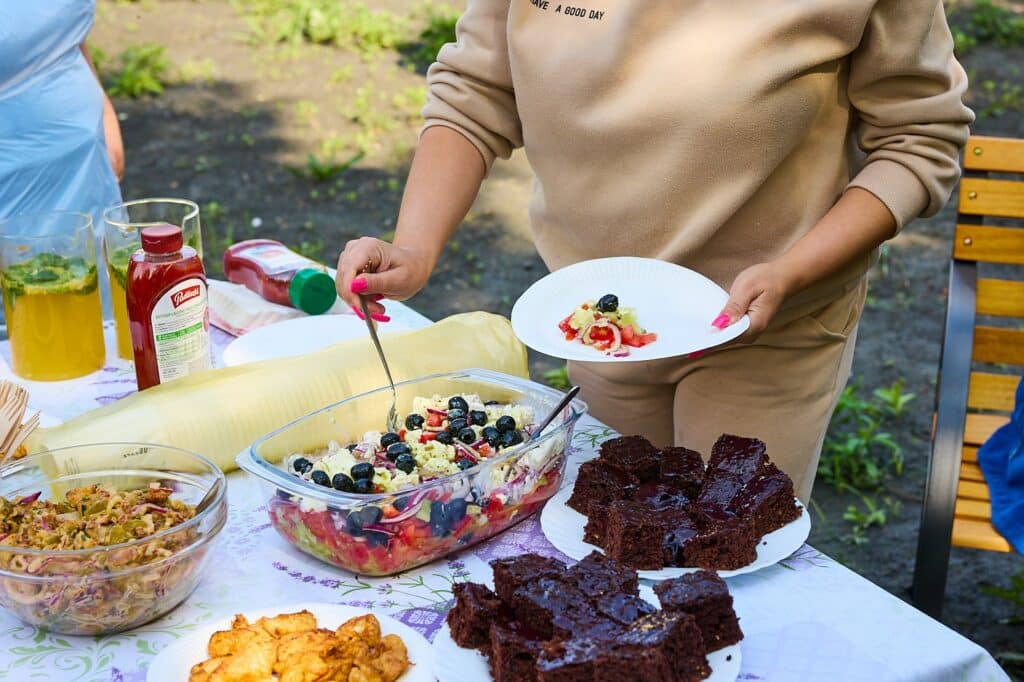W Elblągu działa konsorcjum „Warmińskie Szlaki Kulinarne”, które dostarcza paczki żywnościowe potrzebującym rodzinom oraz rozwija ogród społeczny przy Banku Żywności. To część projektu „Żywność największą potrzebą człowieka”. - 30 paczek żywnościowych miesięcznie i rozwój ogrodu społecznego. Konsorcjum „Warmińskie Szlaki Kulinarne” wzmacnia pomoc żywnościową w Elblągu