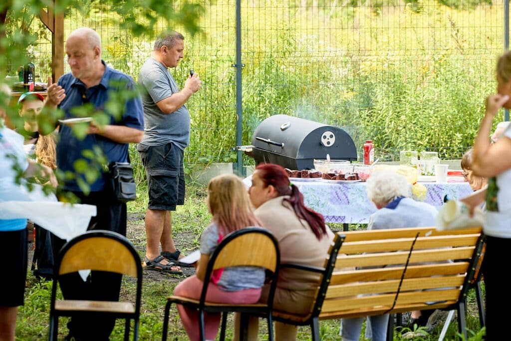 W Elblągu działa konsorcjum „Warmińskie Szlaki Kulinarne”, które dostarcza paczki żywnościowe potrzebującym rodzinom oraz rozwija ogród społeczny przy Banku Żywności. To część projektu „Żywność największą potrzebą człowieka”. - 30 paczek żywnościowych miesięcznie i rozwój ogrodu społecznego. Konsorcjum „Warmińskie Szlaki Kulinarne” wzmacnia pomoc żywnościową w Elblągu