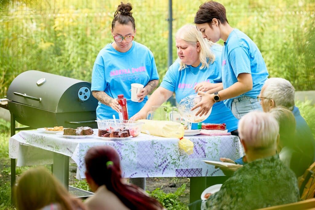 W Elblągu działa konsorcjum „Warmińskie Szlaki Kulinarne”, które dostarcza paczki żywnościowe potrzebującym rodzinom oraz rozwija ogród społeczny przy Banku Żywności. To część projektu „Żywność największą potrzebą człowieka”. - 30 paczek żywnościowych miesięcznie i rozwój ogrodu społecznego. Konsorcjum „Warmińskie Szlaki Kulinarne” wzmacnia pomoc żywnościową w Elblągu
