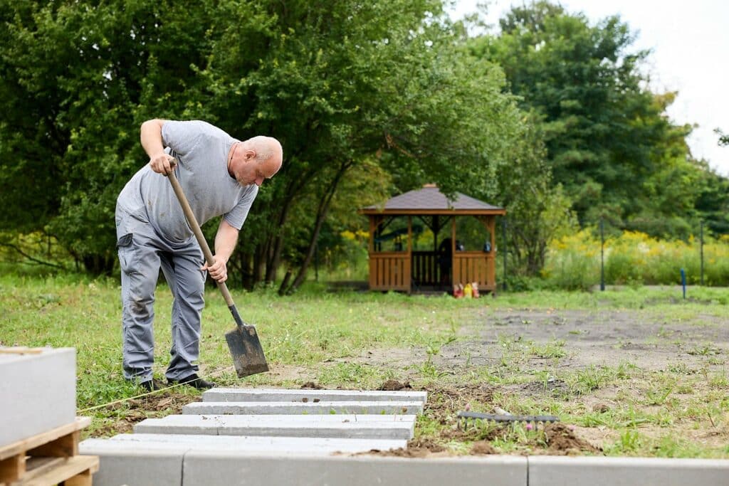 W Elblągu działa konsorcjum „Warmińskie Szlaki Kulinarne”, które dostarcza paczki żywnościowe potrzebującym rodzinom oraz rozwija ogród społeczny przy Banku Żywności. To część projektu „Żywność największą potrzebą człowieka”. - 30 paczek żywnościowych miesięcznie i rozwój ogrodu społecznego. Konsorcjum „Warmińskie Szlaki Kulinarne” wzmacnia pomoc żywnościową w Elblągu