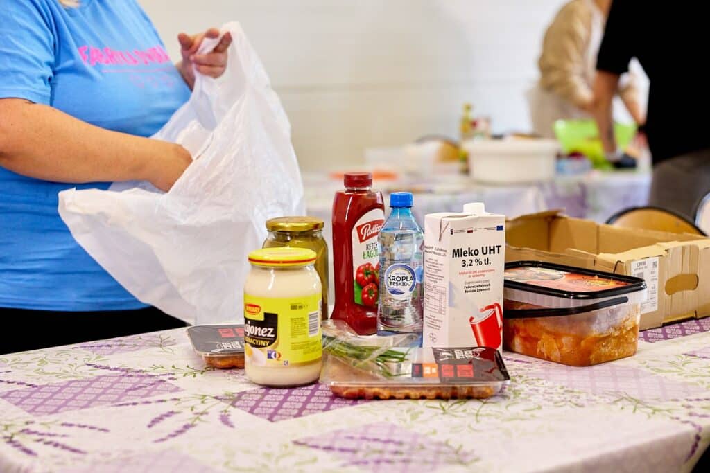W Elblągu działa konsorcjum „Warmińskie Szlaki Kulinarne”, które dostarcza paczki żywnościowe potrzebującym rodzinom oraz rozwija ogród społeczny przy Banku Żywności. To część projektu „Żywność największą potrzebą człowieka”. - 30 paczek żywnościowych miesięcznie i rozwój ogrodu społecznego. Konsorcjum „Warmińskie Szlaki Kulinarne” wzmacnia pomoc żywnościową w Elblągu