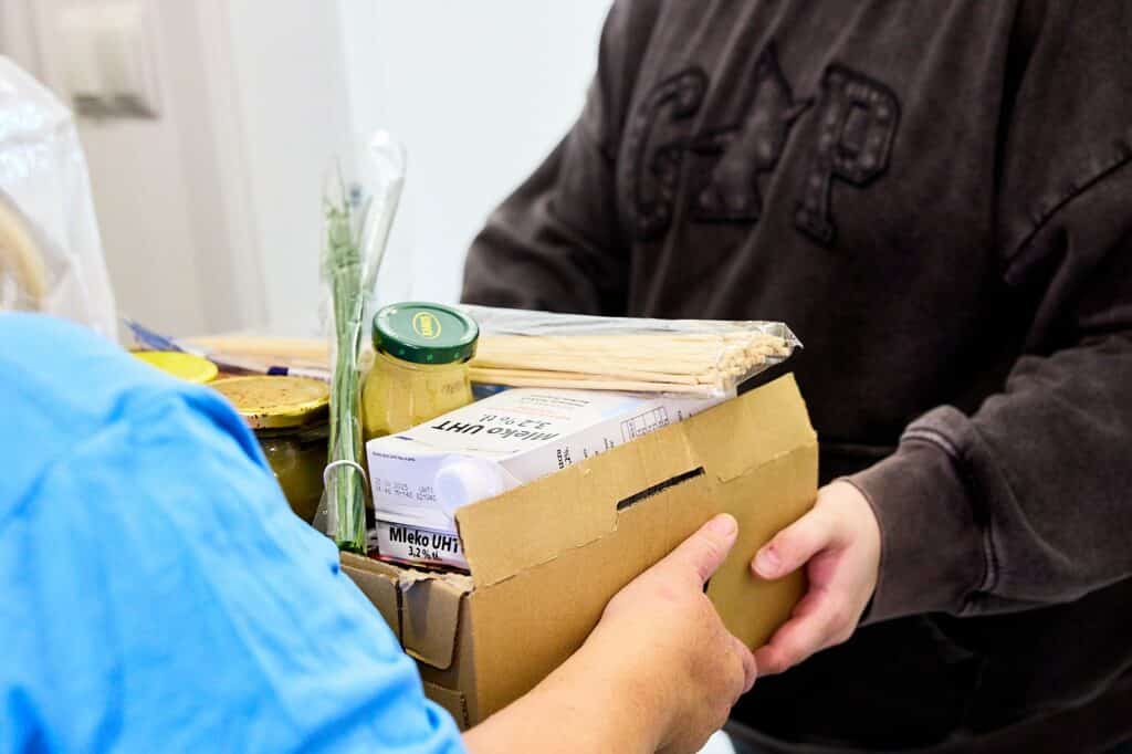 W Elblągu działa konsorcjum „Warmińskie Szlaki Kulinarne”, które dostarcza paczki żywnościowe potrzebującym rodzinom oraz rozwija ogród społeczny przy Banku Żywności. To część projektu „Żywność największą potrzebą człowieka”. - 30 paczek żywnościowych miesięcznie i rozwój ogrodu społecznego. Konsorcjum „Warmińskie Szlaki Kulinarne” wzmacnia pomoc żywnościową w Elblągu