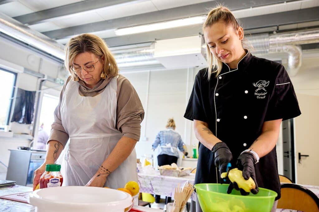 W Elblągu działa konsorcjum „Warmińskie Szlaki Kulinarne”, które dostarcza paczki żywnościowe potrzebującym rodzinom oraz rozwija ogród społeczny przy Banku Żywności. To część projektu „Żywność największą potrzebą człowieka”. - 30 paczek żywnościowych miesięcznie i rozwój ogrodu społecznego. Konsorcjum „Warmińskie Szlaki Kulinarne” wzmacnia pomoc żywnościową w Elblągu