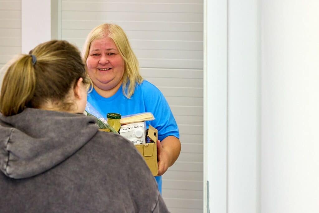 W Elblągu działa konsorcjum „Warmińskie Szlaki Kulinarne”, które dostarcza paczki żywnościowe potrzebującym rodzinom oraz rozwija ogród społeczny przy Banku Żywności. To część projektu „Żywność największą potrzebą człowieka”. - 30 paczek żywnościowych miesięcznie i rozwój ogrodu społecznego. Konsorcjum „Warmińskie Szlaki Kulinarne” wzmacnia pomoc żywnościową w Elblągu