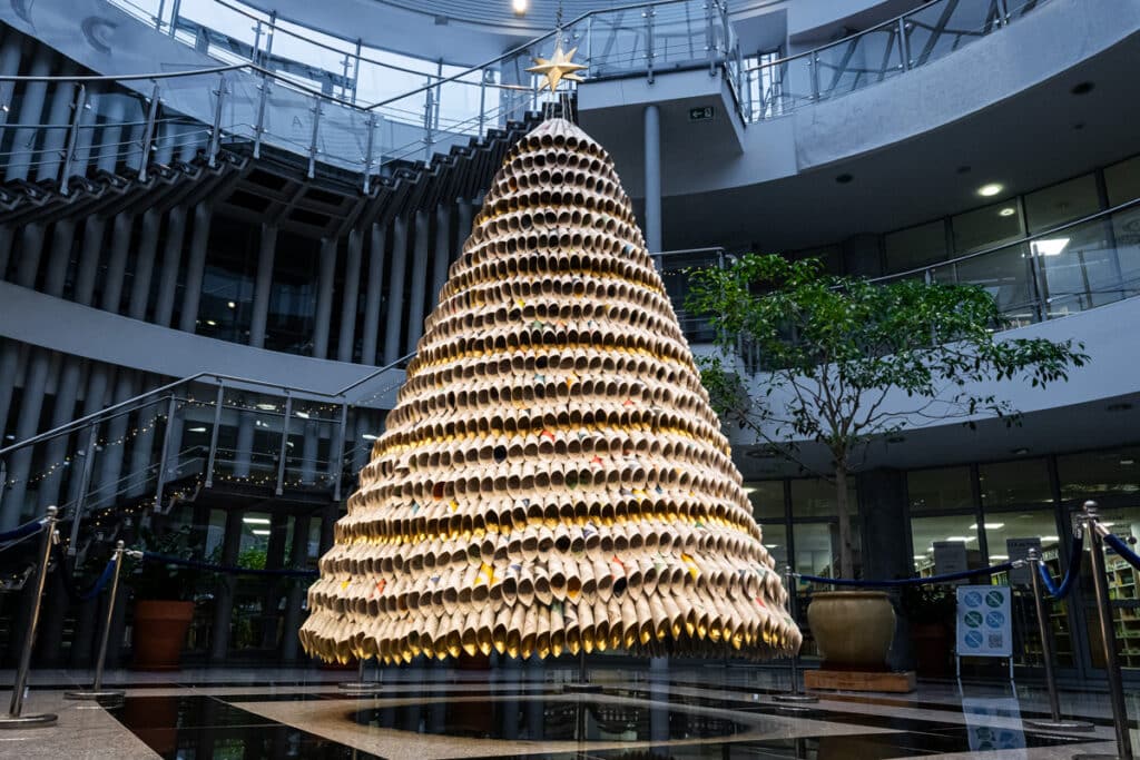 Kreatywna tradycja UWM. Olsztyńskie choinki od lat zachwycają pomysłowością. - Takich choinek nie zobaczysz nigdzie indziej! Biblioteka UWM zaskakuje pomysłowością od lat