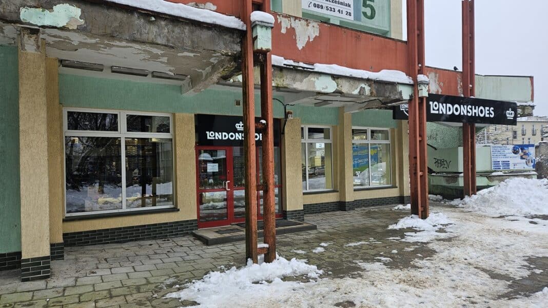 w miejscu księgarni będzie sklep obuwniczy