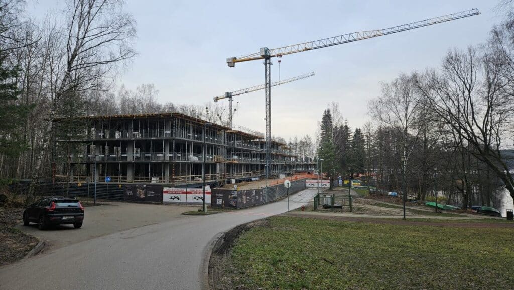 Brzegi Ukielu sprzedane? 65 proc. objęte planami, a ratusz wydał już 14 zgód na budowę. - Najbardziej luksusowe apartamenty nad jez. Ukiel? Prywatna plaża budzi wątpliwości