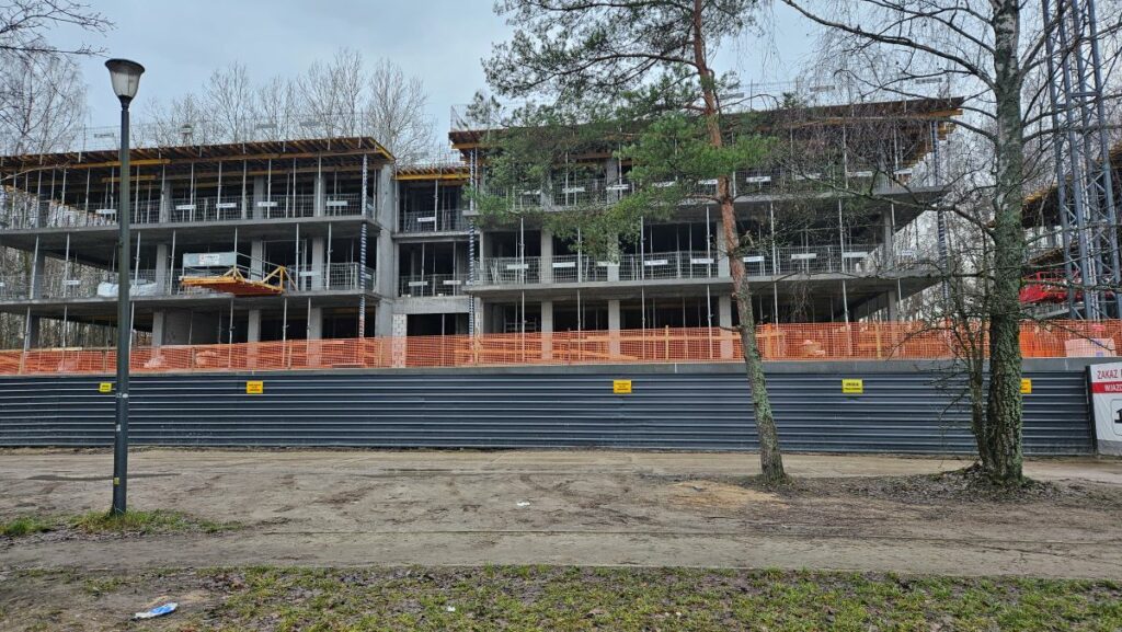 Brzegi Ukielu sprzedane? 65 proc. objęte planami, a ratusz wydał już 14 zgód na budowę. - Najbardziej luksusowe apartamenty nad jez. Ukiel? Prywatna plaża budzi wątpliwości