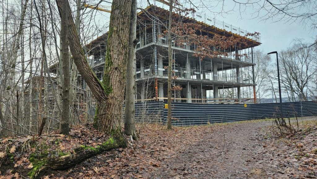 Brzegi Ukielu sprzedane? 65 proc. objęte planami, a ratusz wydał już 14 zgód na budowę. - Najbardziej luksusowe apartamenty nad jez. Ukiel? Prywatna plaża budzi wątpliwości