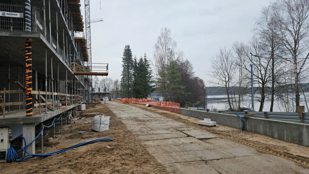 Brzegi Ukielu sprzedane? 65 proc. objęte planami, a ratusz wydał już 14 zgód na budowę. - Najbardziej luksusowe apartamenty nad jez. Ukiel? Prywatna plaża budzi wątpliwości