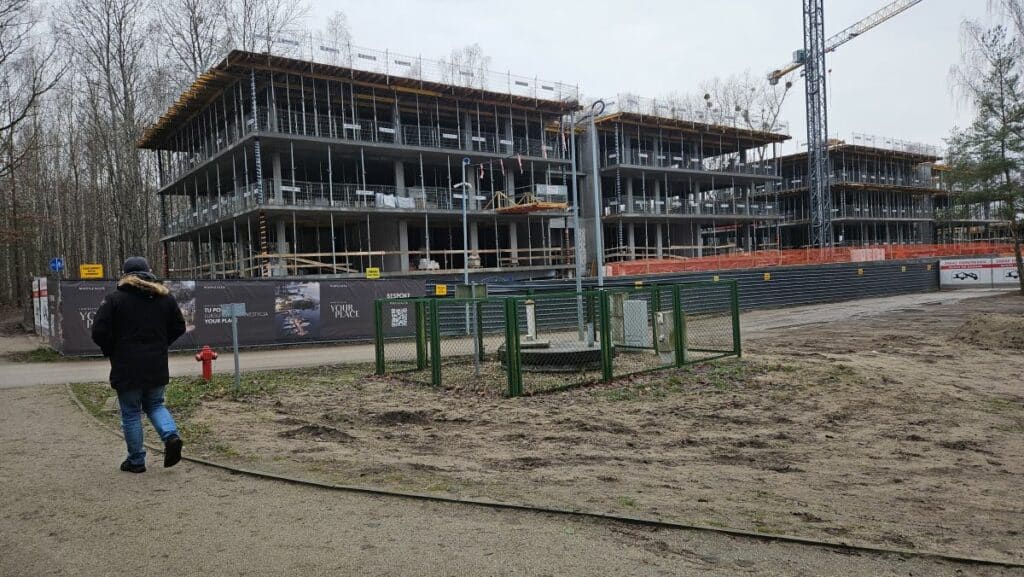 Brzegi Ukielu sprzedane? 65 proc. objęte planami, a ratusz wydał już 14 zgód na budowę. - Najbardziej luksusowe apartamenty nad jez. Ukiel? Prywatna plaża budzi wątpliwości