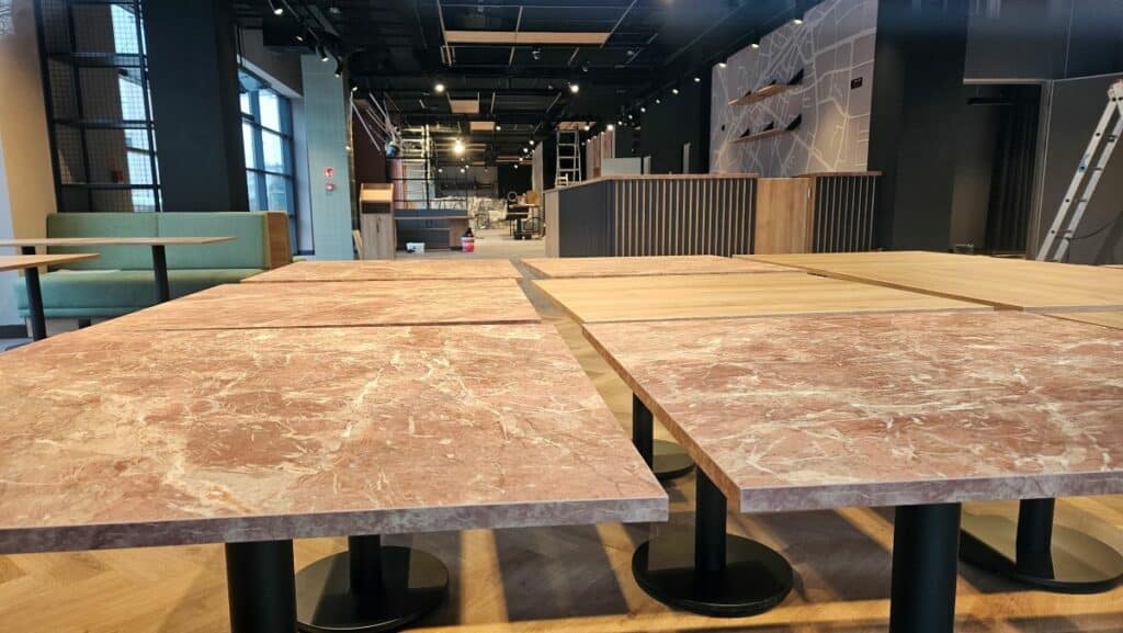 Jeden z najbardziej problematycznych budynków Olsztyna dostał drugie życie. - W centrum Olsztyna powstaje czterogwiazdkowy hotel