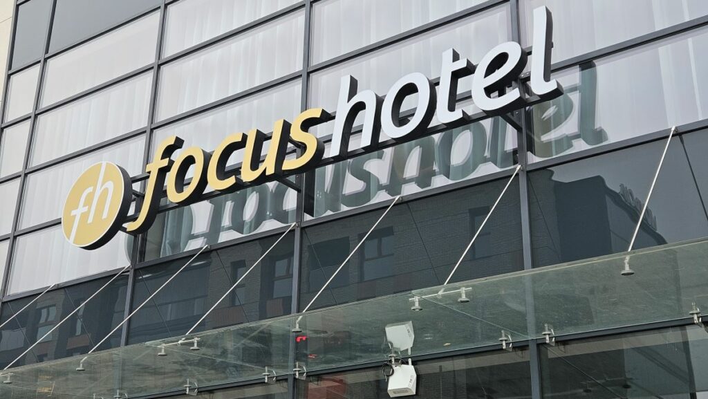 Jeden z najbardziej problematycznych budynków Olsztyna dostał drugie życie. - W centrum Olsztyna powstaje czterogwiazdkowy hotel