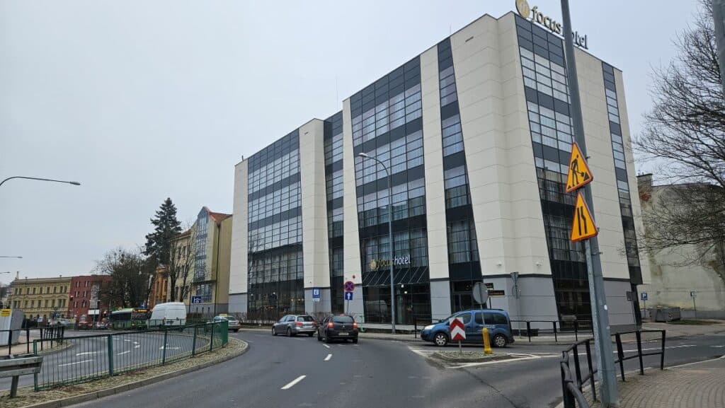 Jeden z najbardziej problematycznych budynków Olsztyna dostał drugie życie. - W centrum Olsztyna powstaje czterogwiazdkowy hotel