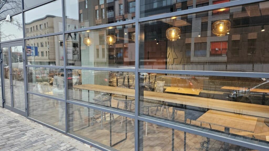 Jeden z najbardziej problematycznych budynków Olsztyna dostał drugie życie. - W centrum Olsztyna powstaje czterogwiazdkowy hotel