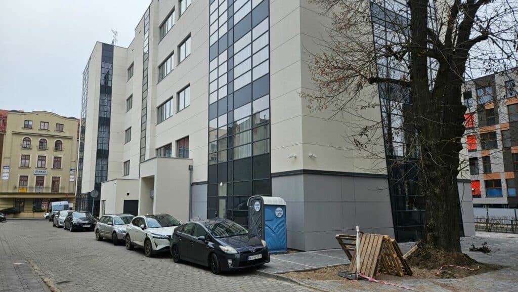 Jeden z najbardziej problematycznych budynków Olsztyna dostał drugie życie. - W centrum Olsztyna powstaje czterogwiazdkowy hotel