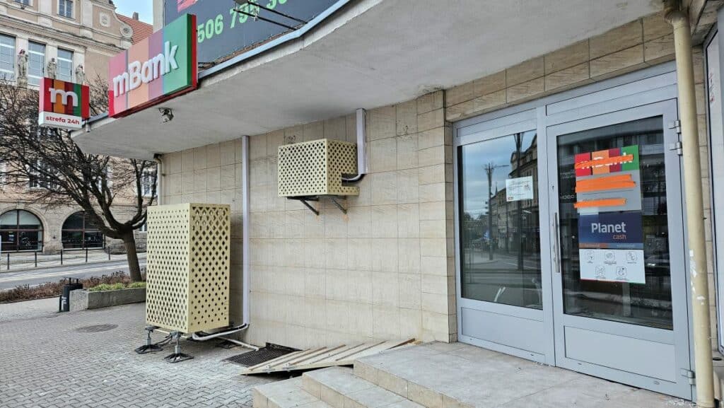 Jedyny taki oddział w centrum Olsztyna został zamknięty. - Popularny bank zamknął jedyny oddział w Olsztynie. Najbliższy w... Elblągu