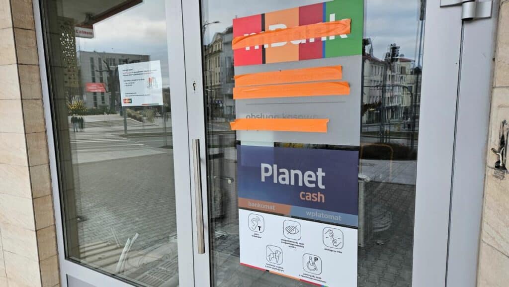 Jedyny taki oddział w centrum Olsztyna został zamknięty. - Popularny bank zamknął jedyny oddział w Olsztynie. Najbliższy w... Elblągu