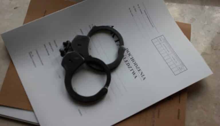 mężczyzna fałszował umowy kupna-sprzedaży