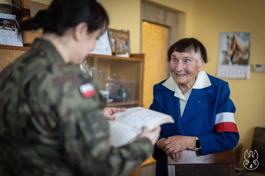 Przed świętami zapukali do drzwi kombatantów. - Terytorialsi odwiedzili kombatantów na Warmii i Mazurach