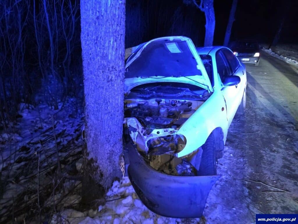 Gdy policjanci zobaczyli, kto przyjechał mu pomóc, od razu zorientowali się, że coś tu nie gra. - Fatalna podróż 18-latka. Wziął cudze auto i rozbił się na drzewie