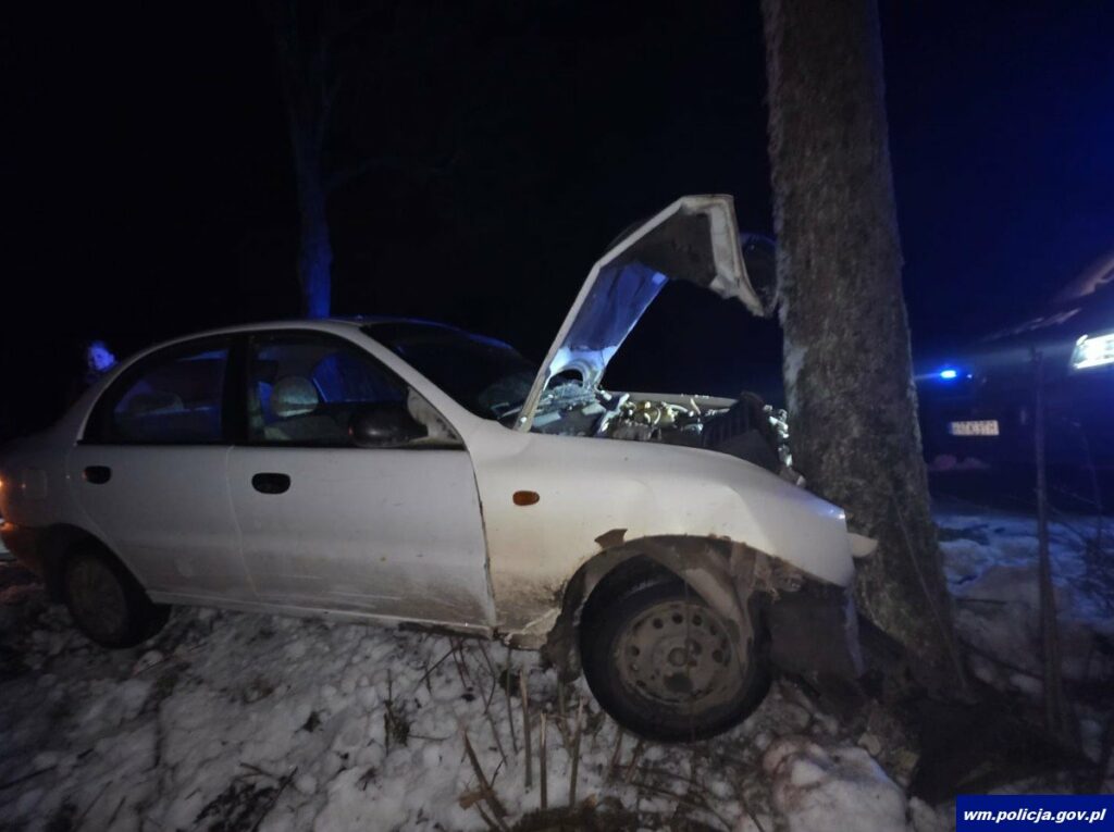 Gdy policjanci zobaczyli, kto przyjechał mu pomóc, od razu zorientowali się, że coś tu nie gra. - Fatalna podróż 18-latka. Wziął cudze auto i rozbił się na drzewie