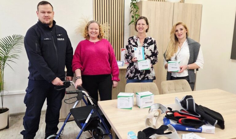 policjant przekazał prywatny sprzęt potrzebującym