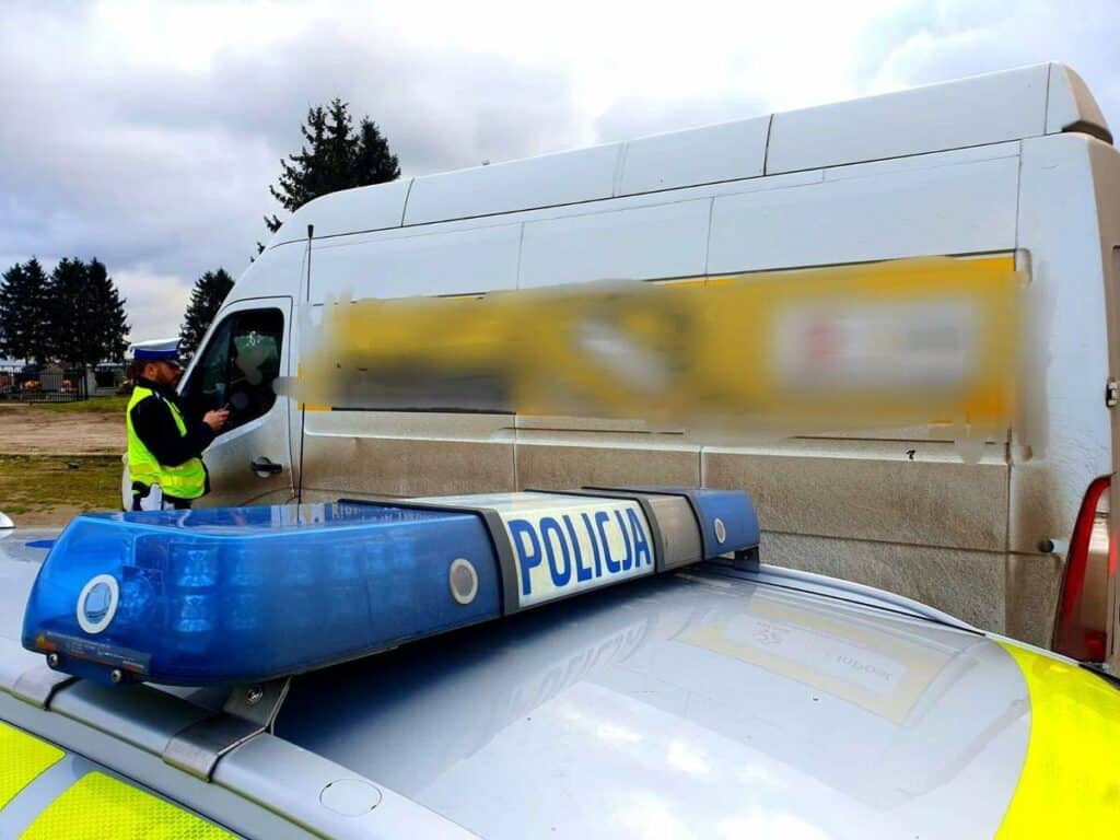 Przed świętami zrobiło się gorąco na drogach. Policja sprawdzała kurierów. - Kurierzy spieszą się dostarczyć paczki na święta. A co z przepisami