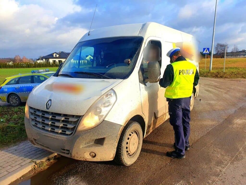 Przed świętami zrobiło się gorąco na drogach. Policja sprawdzała kurierów. - Kurierzy spieszą się dostarczyć paczki na święta. A co z przepisami