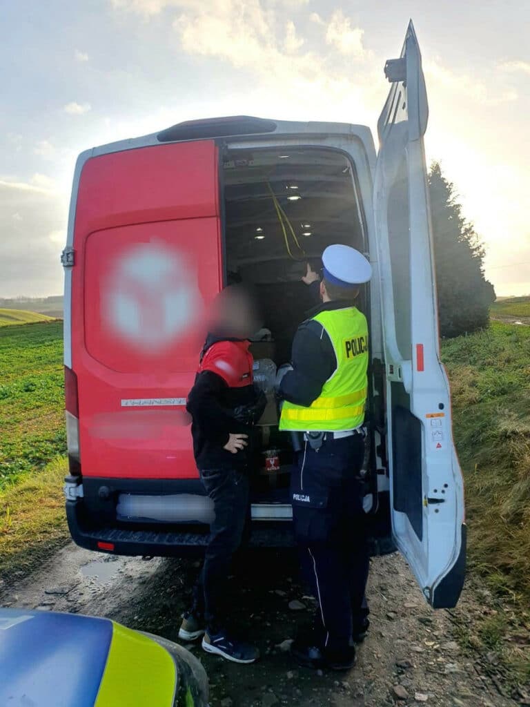Przed świętami zrobiło się gorąco na drogach. Policja sprawdzała kurierów. - Kurierzy spieszą się dostarczyć paczki na święta. A co z przepisami