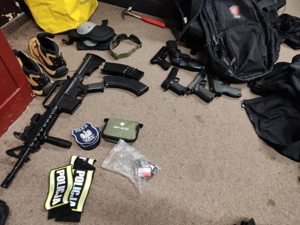 Napad w gminie Nidzica zakończył się akcją kontrterrorystów. - Kontrterroryści zatrzymali 8 osób w policyjnych mundurach