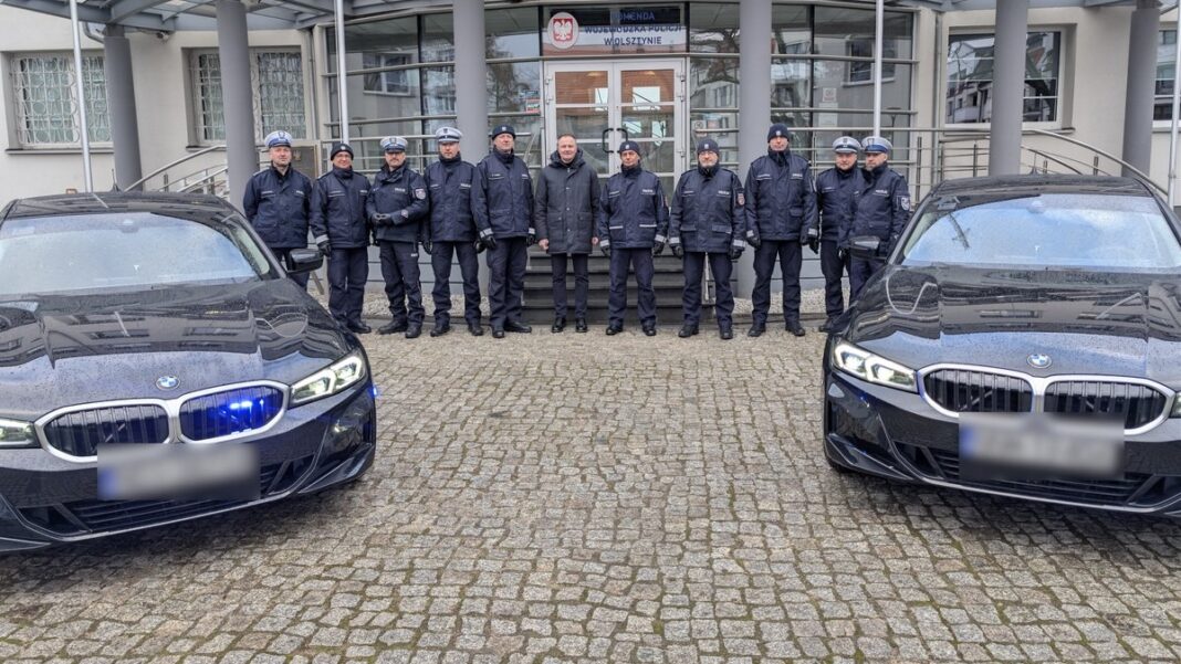 nowe nieoznakowane radiowozy