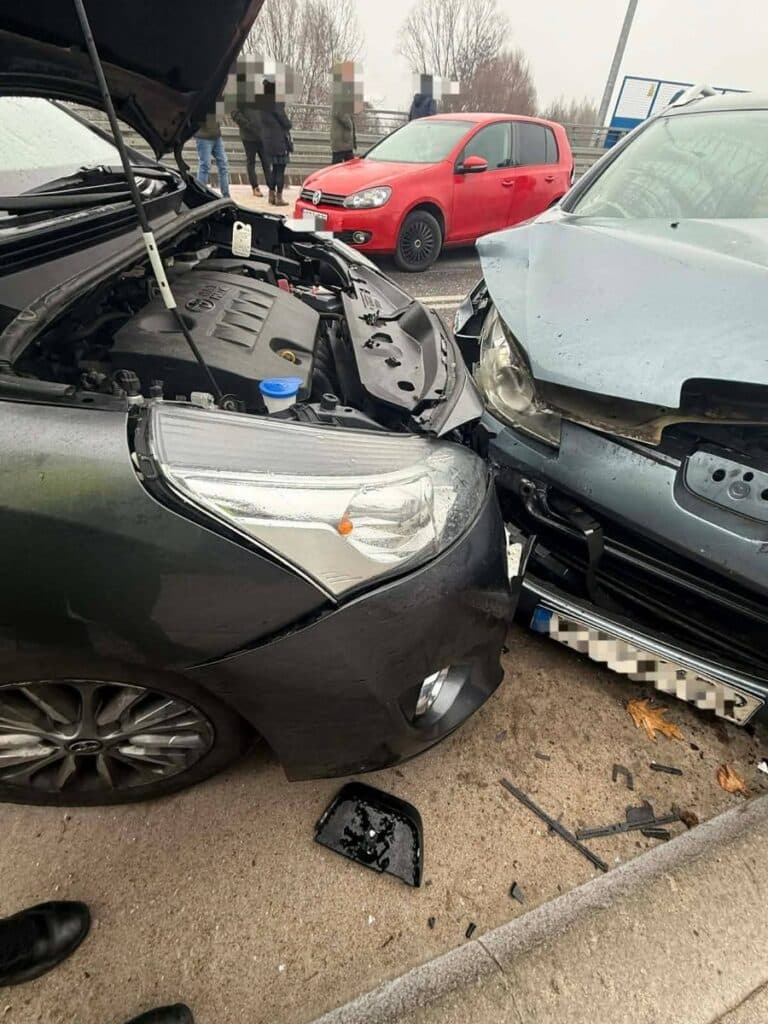 Samochody sunęły jak po lodowisku. - Karambol na wiadukcie. Kamera zarejestrowała serię zdarzeń z udziałem 5 aut